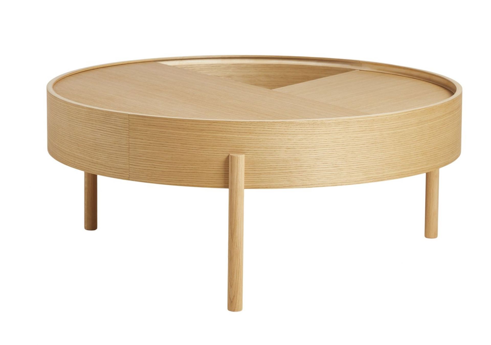 Runder Arc Coffee Table von Woud aus hellem Holz mit drei Beinen.